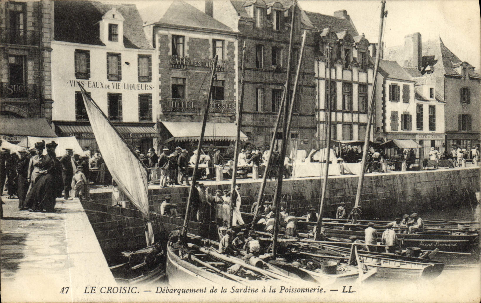 CPA Le Croisic Debarquement De La Sardine A La Poissonnerie Bateaux