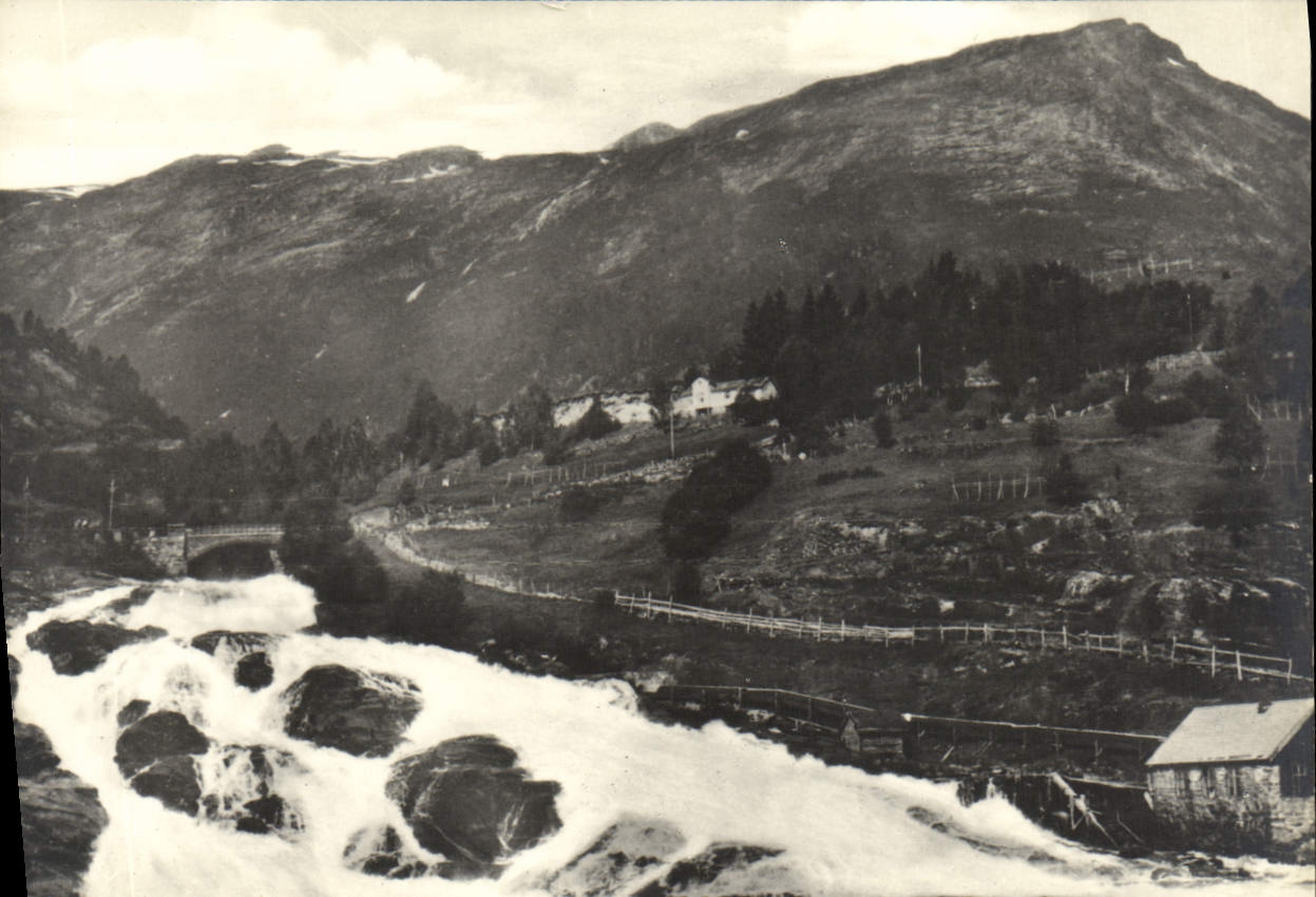 Cascade et montagnes norvégiennes — vue panoramique — CPAPHIL