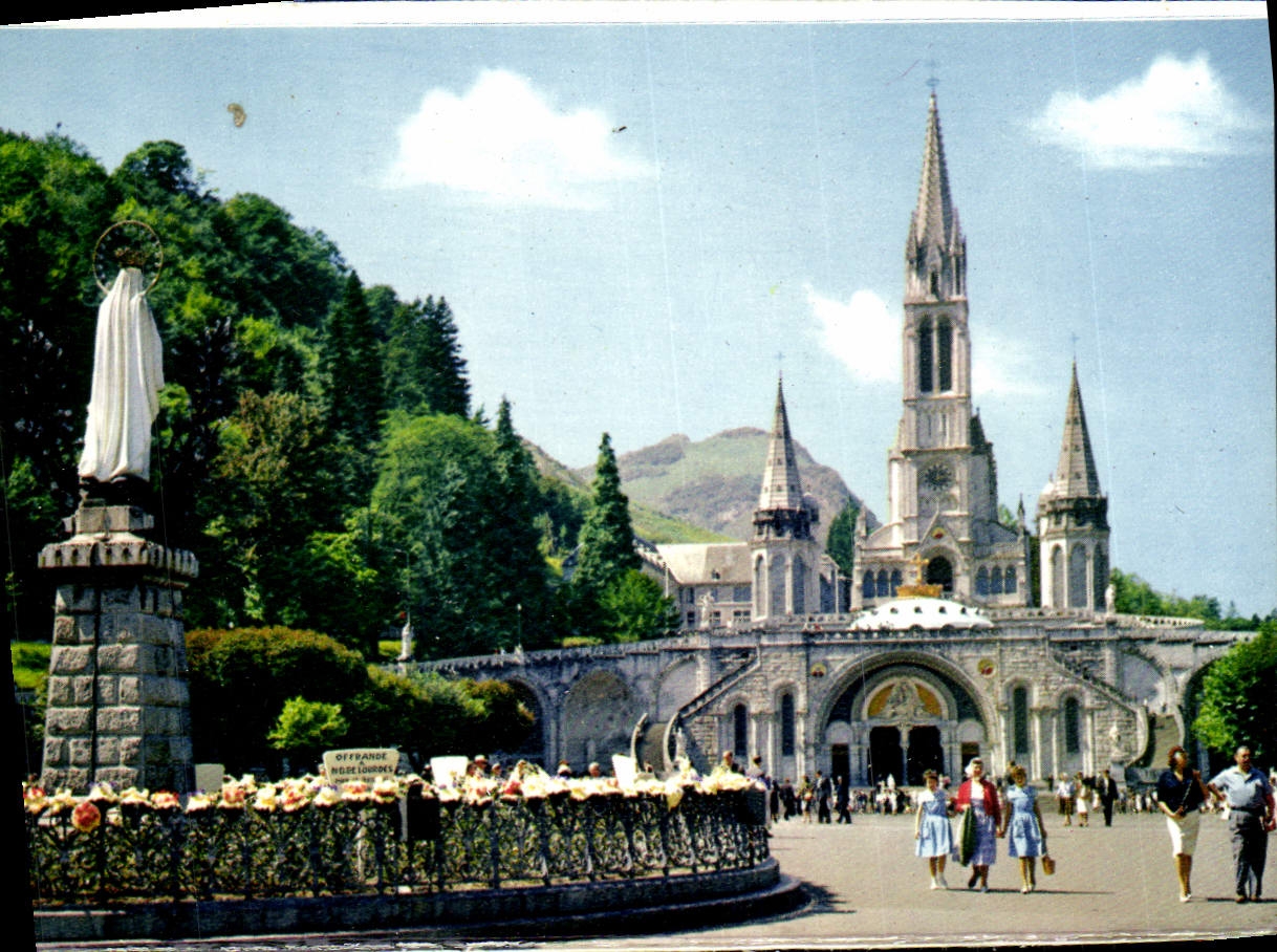 CPM Lourdes La Basilique Et La Yiarge