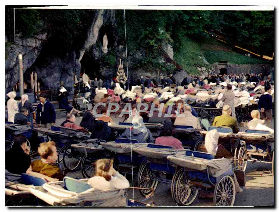 CPM Lourdes Les Malades Devant La Grotte