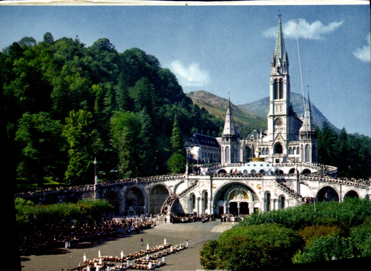 CPM Lourdes Les Malades Assistant Au Chemin De Croix
