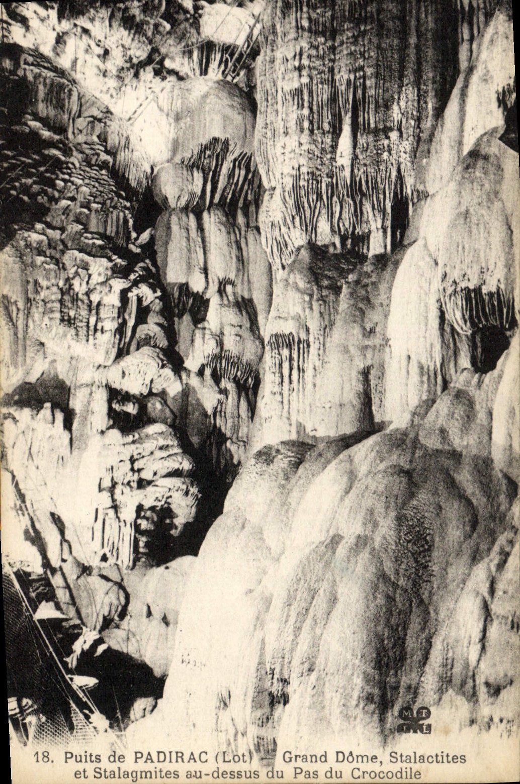 Puits de PADIRAC (Lot) — Grand Dôme, Stalactites et Stalagmites au-dessus du Pas du Crocodile — M.F. INE