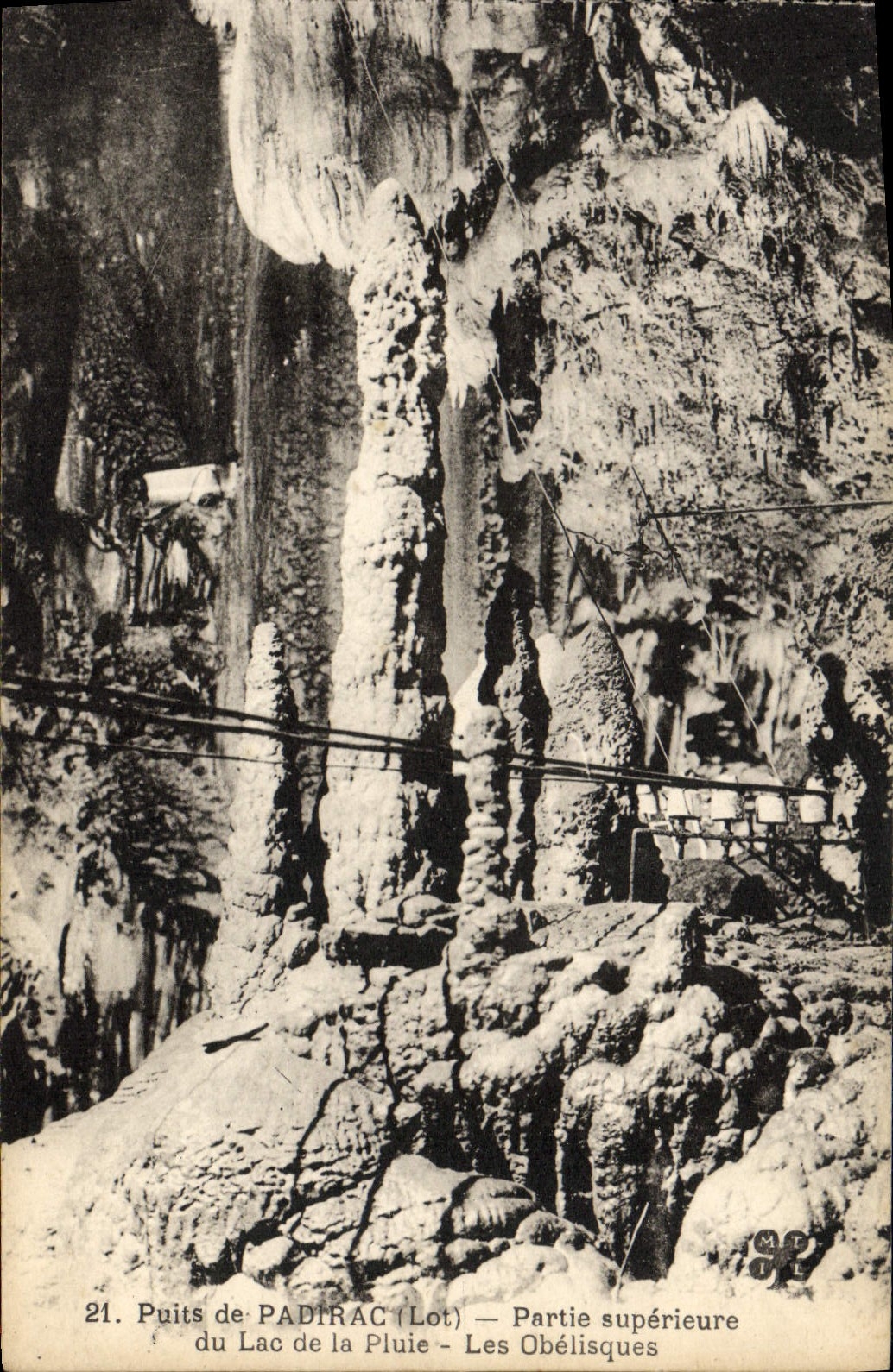 Puits de PAdIRAC (Lot) — Partie supérieure du Lac de la Pluie — Les Obélisques