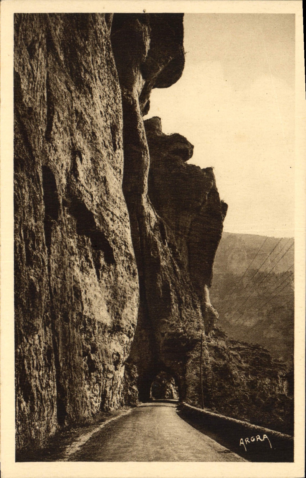 Gorges du Tarn — Un Tunnel au Cirque des Baumes — ARGRA