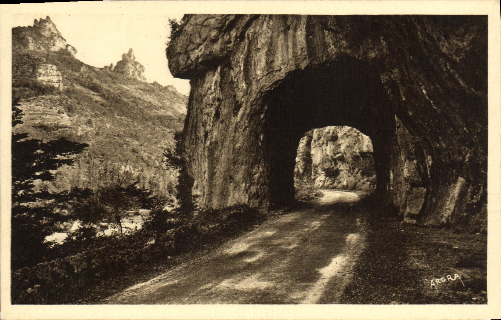 CPA Gorges Du Tarn Un Tunnel et Rocher de Capluc