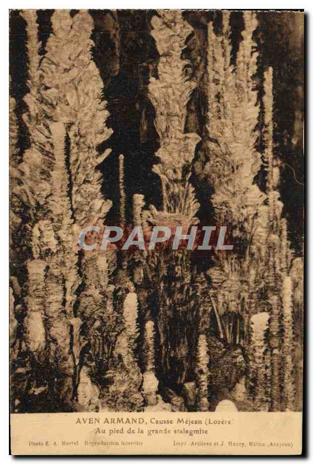 Aven Armand, Causse Méjean (Lozère) — Au pied de la grande stalagmite — Photo R. A. Martel, Impr. Artières et J. Maury, Millas (Aveyron)