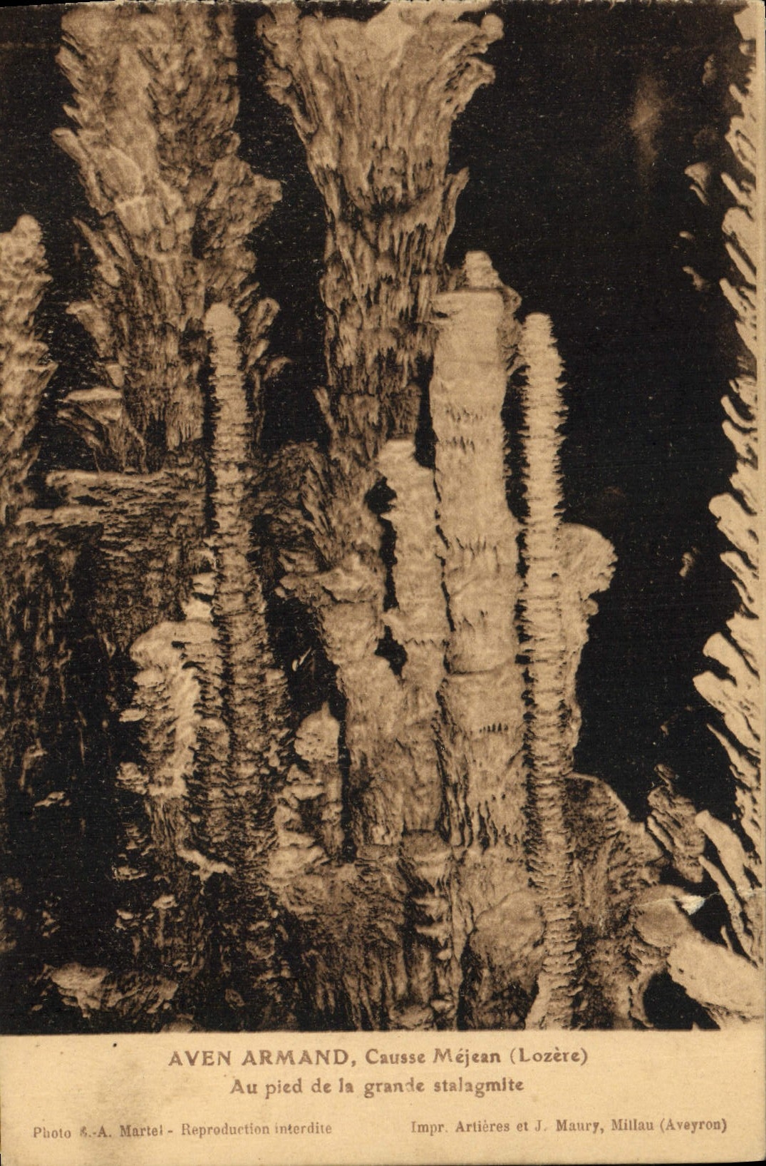 Aven Armand, Causse Méjean (Lozère) — Au pied de la grande stalagmite — Photo A. Martel, Impr. Artières et J. Maury, Millau (Aveyron)