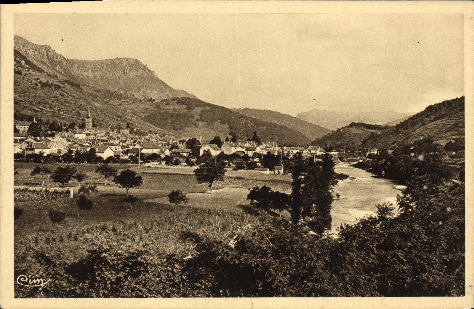 Florac (Lozère) — vraie porte des Gorges du Tarn — vue générale — Héliogravure Gombier Macon