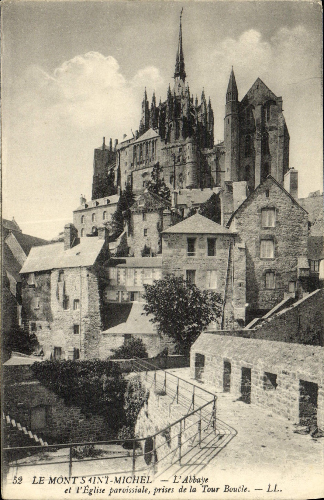 Le Mont Saint-Michel — L'Abbaye et l'Église paroissiale, prises de la Tour Boucle — LL. — n°52