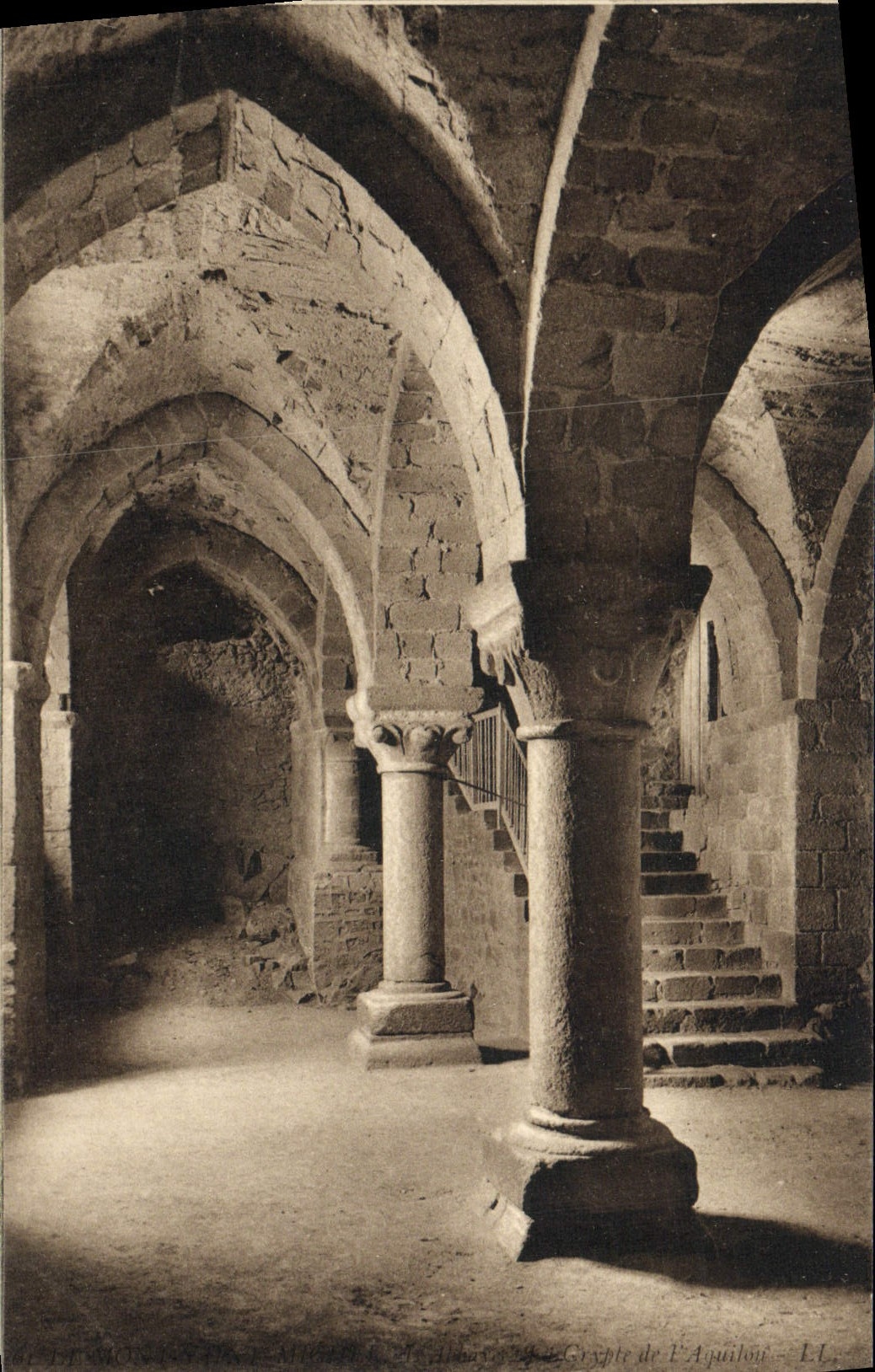 La Crypte de l'Aquilon — L'Abbaye — Carte Postale de Luxe