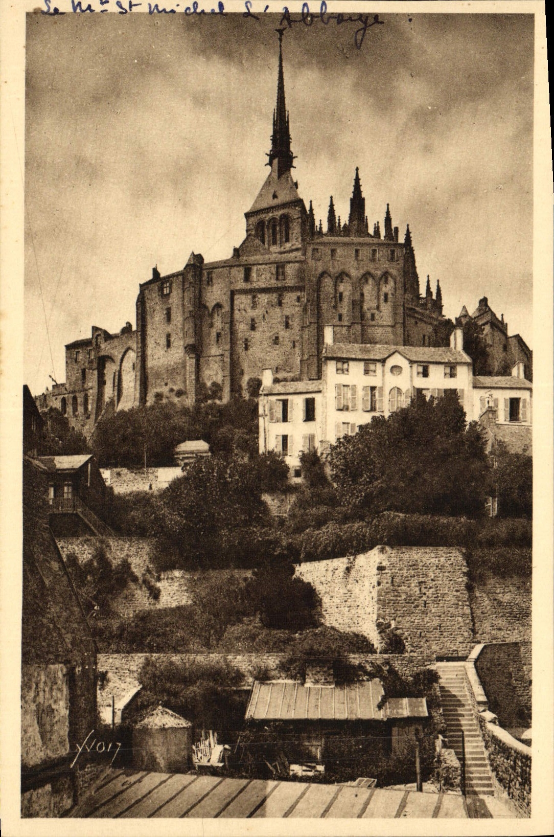 CPA La Douce France Le Mont St Michel L'Abbaye Vue Des Remparts