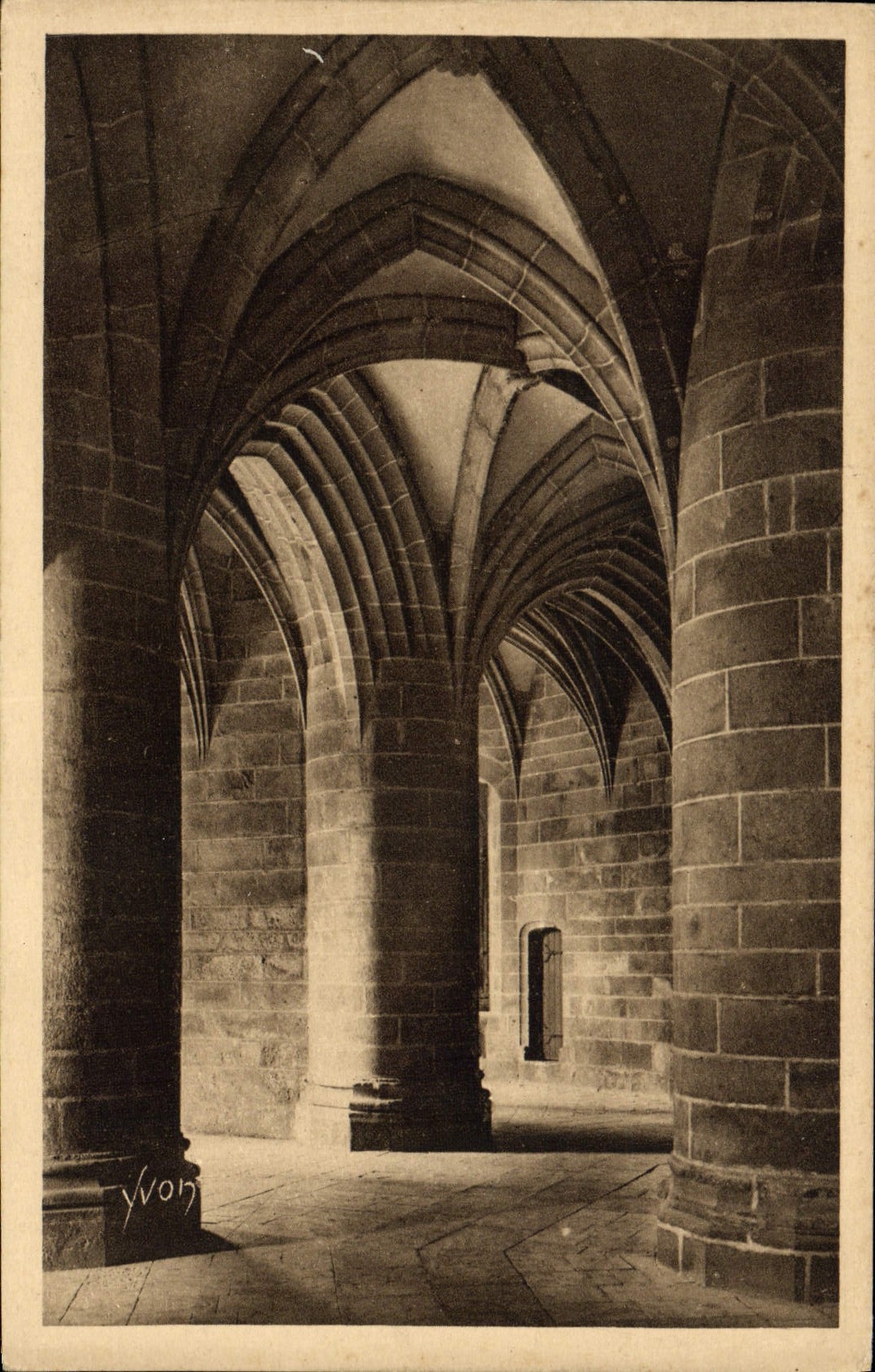 CPA La Douce France Mont Saint Michel Abbaye La Crypte Des Gros piliers 