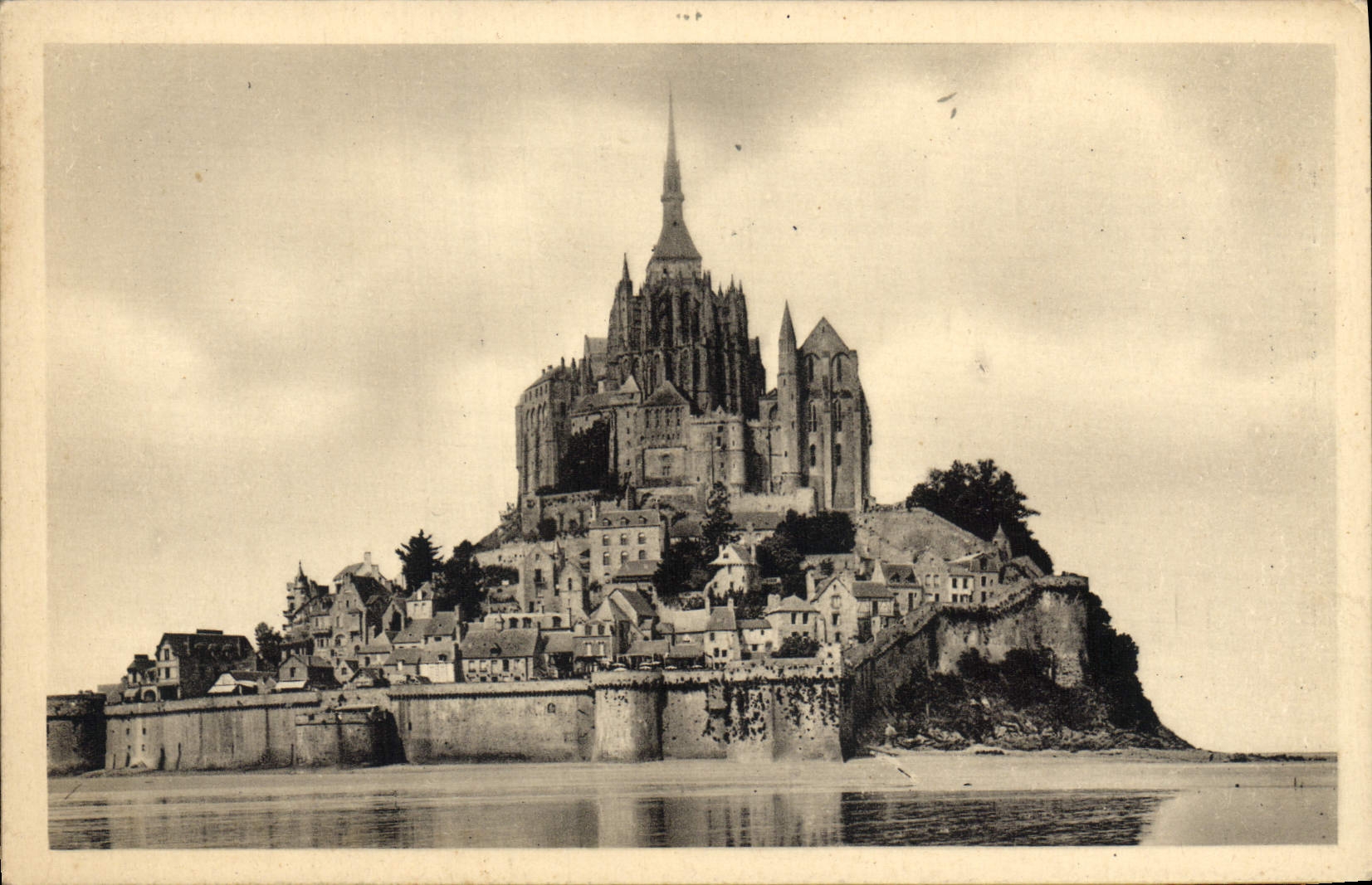 Mont Saint-Michel — Vue générale - Face est — Serv. Commercial Monuments Historiques, Paris