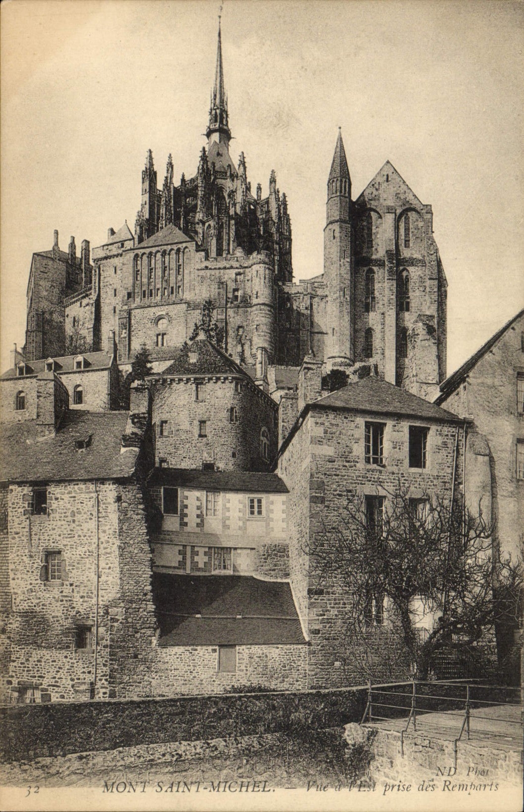 Mont Saint-Michel — Vue à l'Est prise des Remparts — ND Phan