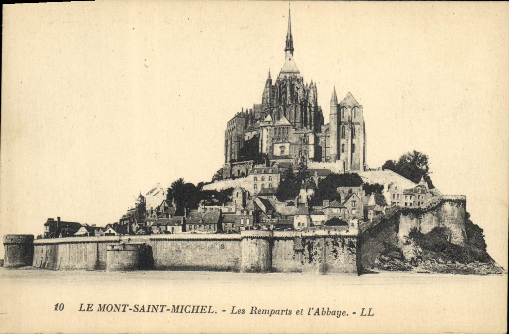 Le Mont-Saint-Michel — Les Remparts et l'Abbaye — LL