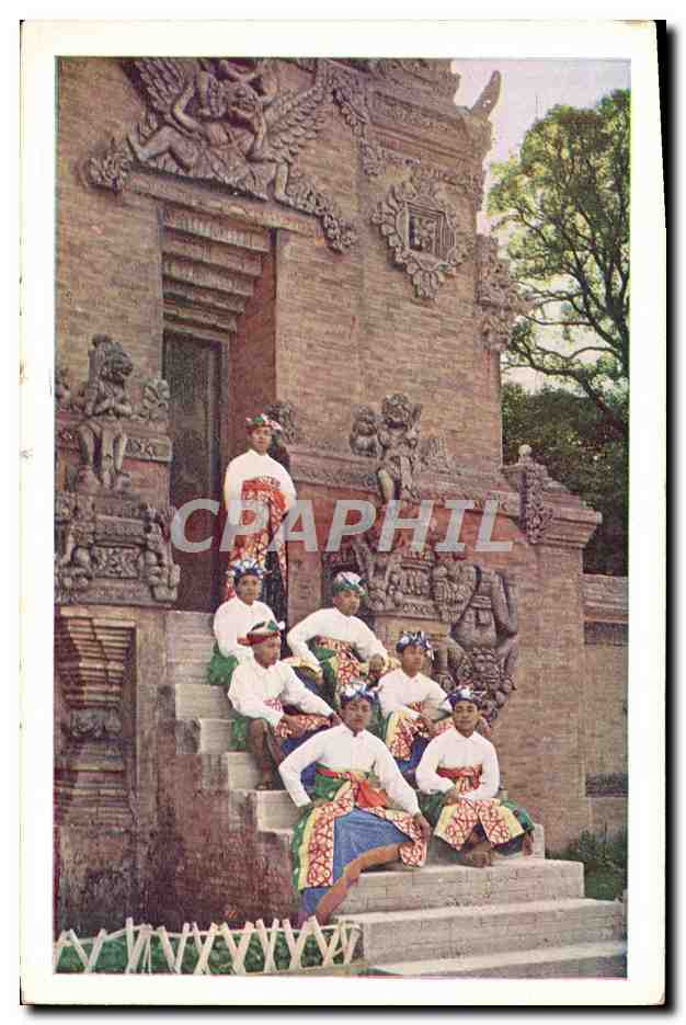 CPA Un groupe de joueurs de gong devant la porte balinaise a l'exposition de Paris 