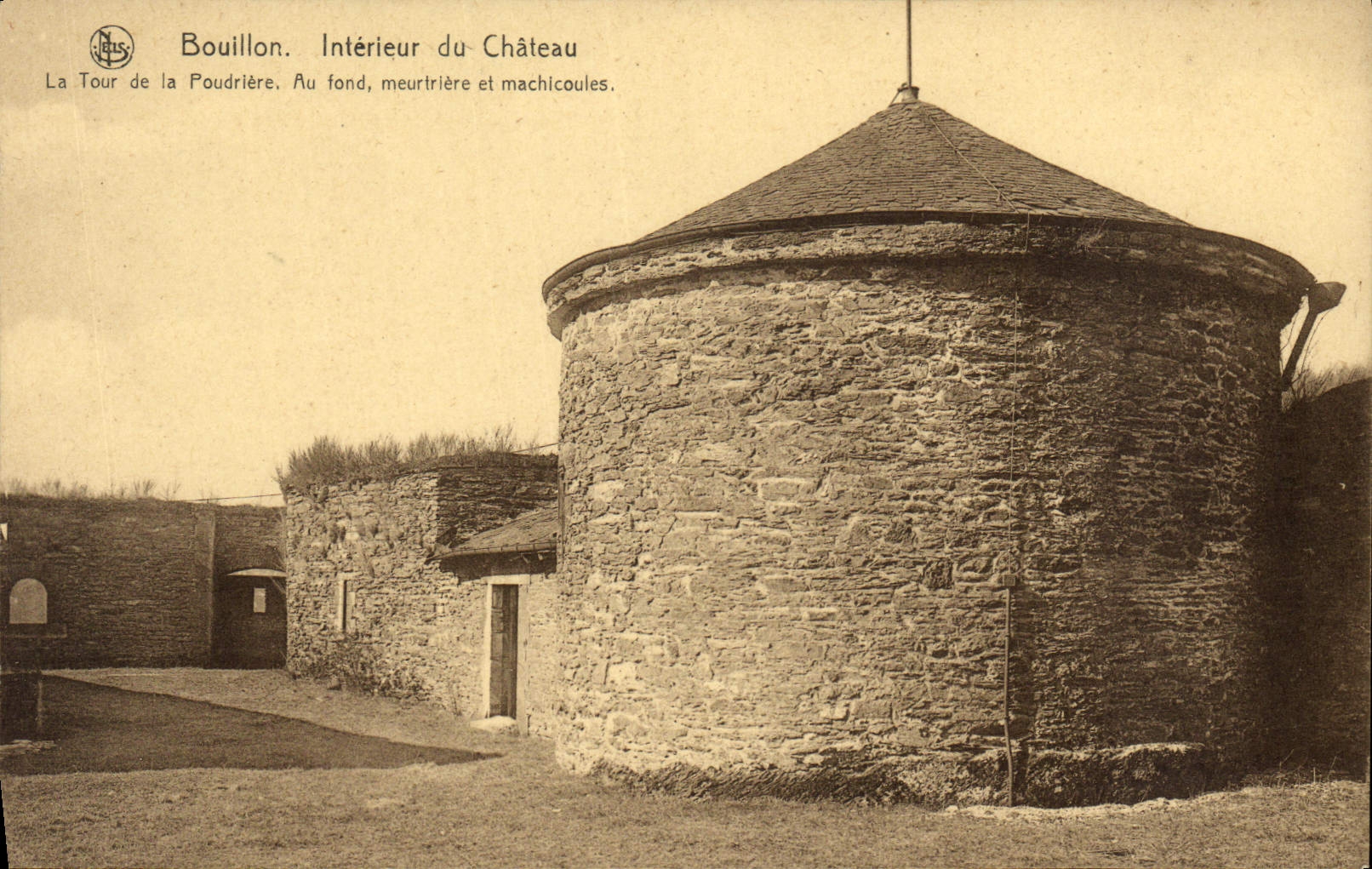 Bouillon. Intérieur du Château — La Tour de la Poudrière. Au fond, meurtrière et machicoulis.