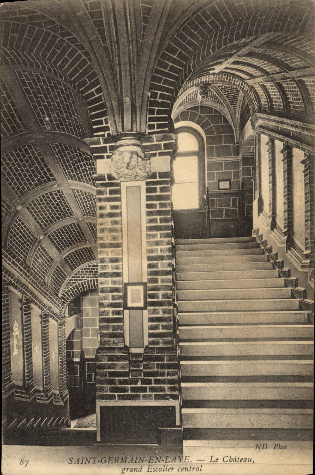 CPA Saint Germain En Laye Le Chateau Grand Escalier Central