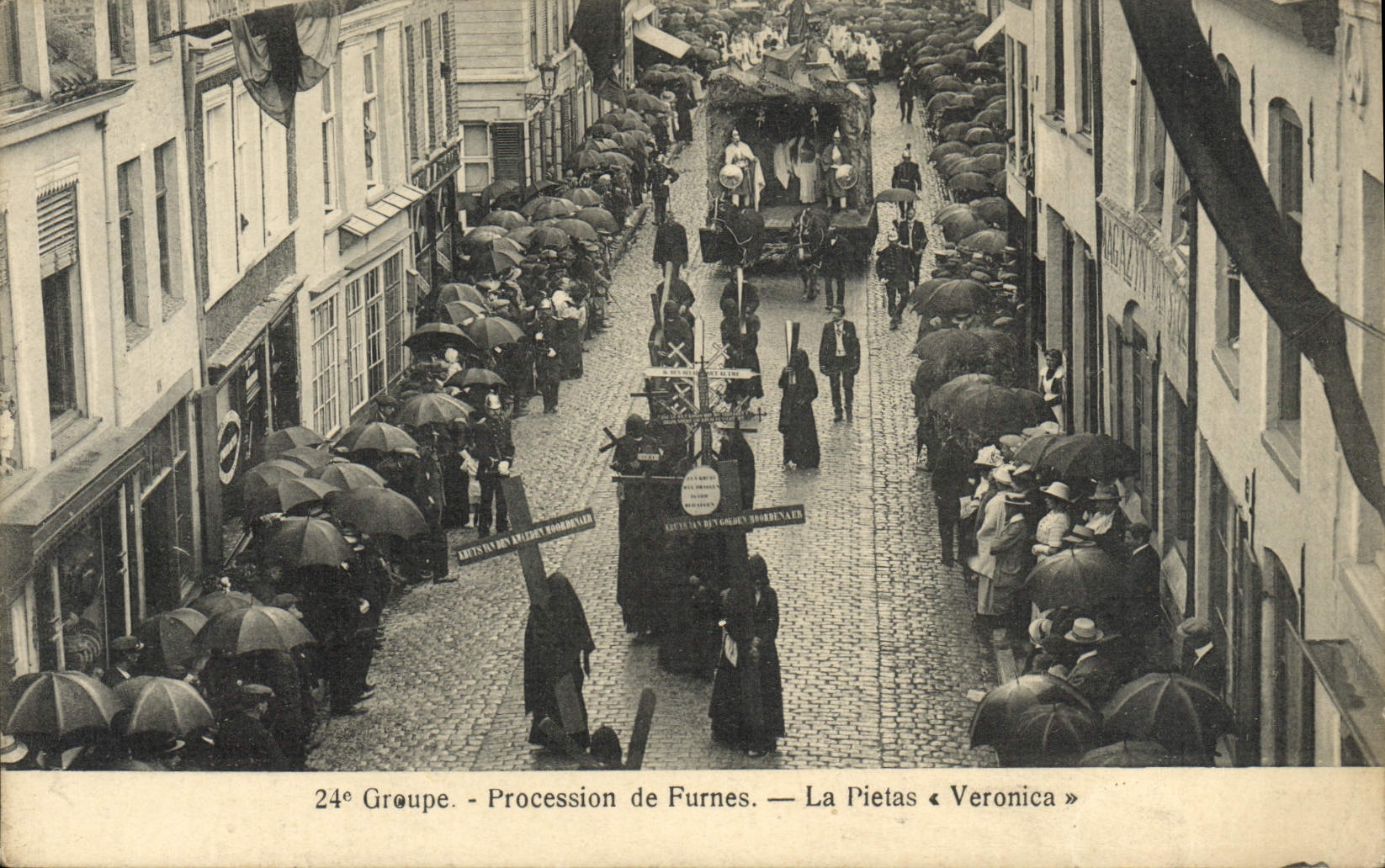 CPA Groupe Procession de Furnes La Pietas Veronica