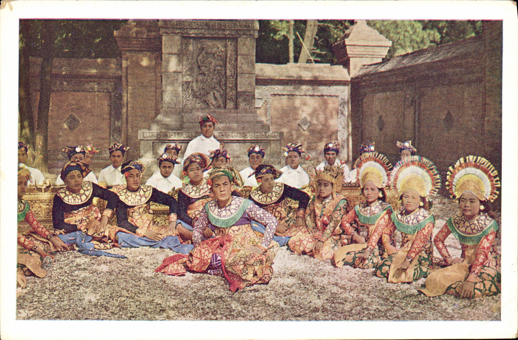 CPM Indonesie Un groupe de danseuses avec le maitre de danse dag au milieu d'eux Folklore 