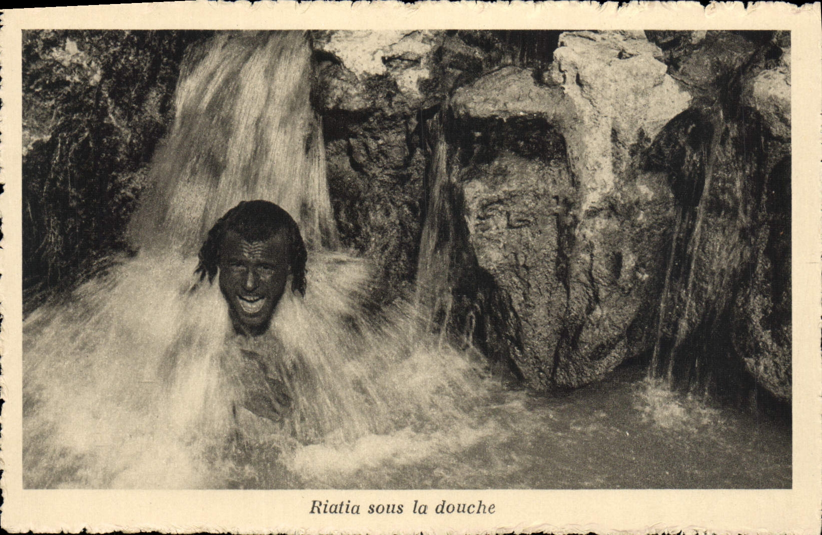 CPA Riatia sous la douche Edon Sple Des Auto Circuits Nord Africains De La Cie Gle Transatlantique