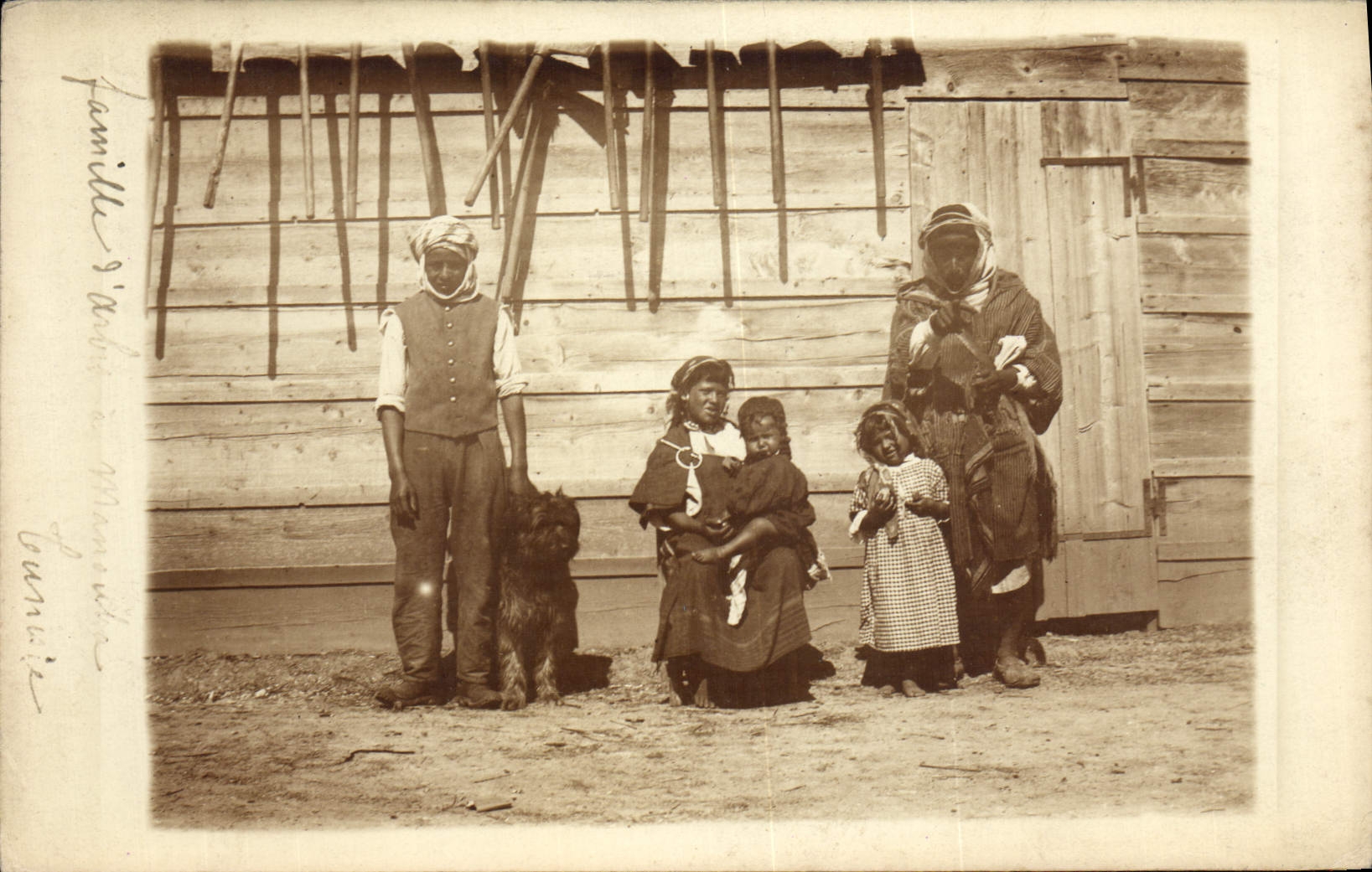 Famille Sârbu à Maramureș — photographie de groupe devant une cabane en bois