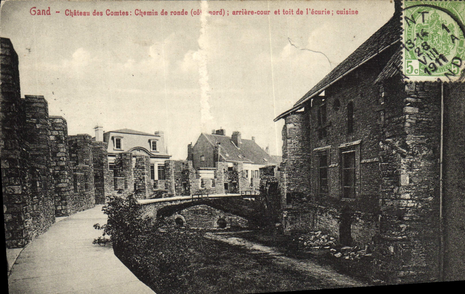 CPA Gand Chateau Des Comies Chemin De Ronde arriere cour et toit de l'ecurie cuisine 