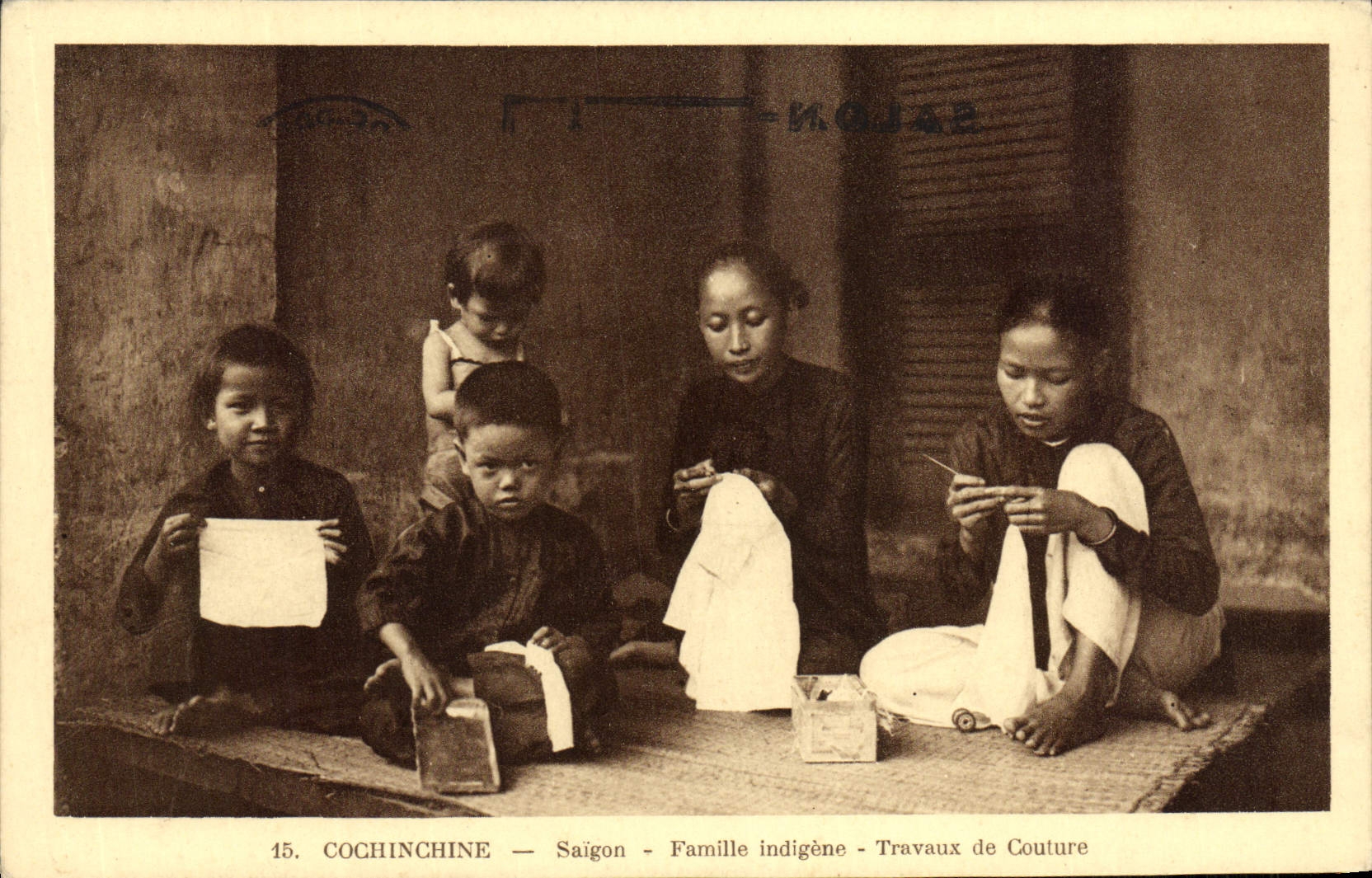 Cochinchine — Saigon — Famille indigène — Travaux de Couture