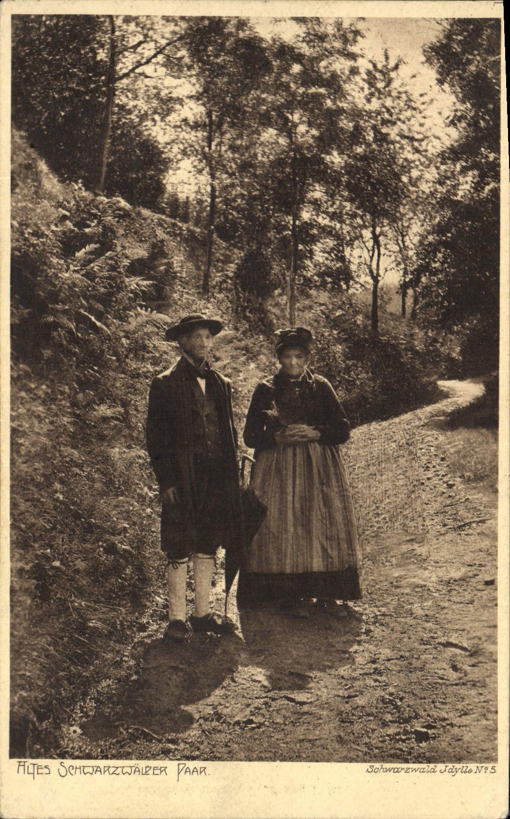 CPA Altes Schwarzwatrer Paar Folklore