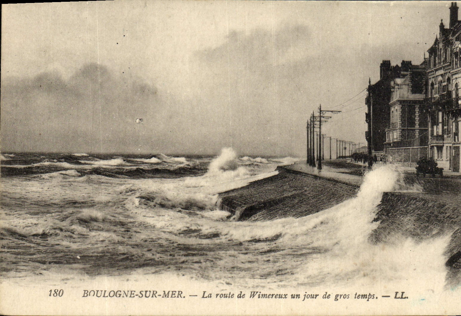 Boulogne-sur-Mer — La route de Wimereux un jour de gros temps — LL. n° 180