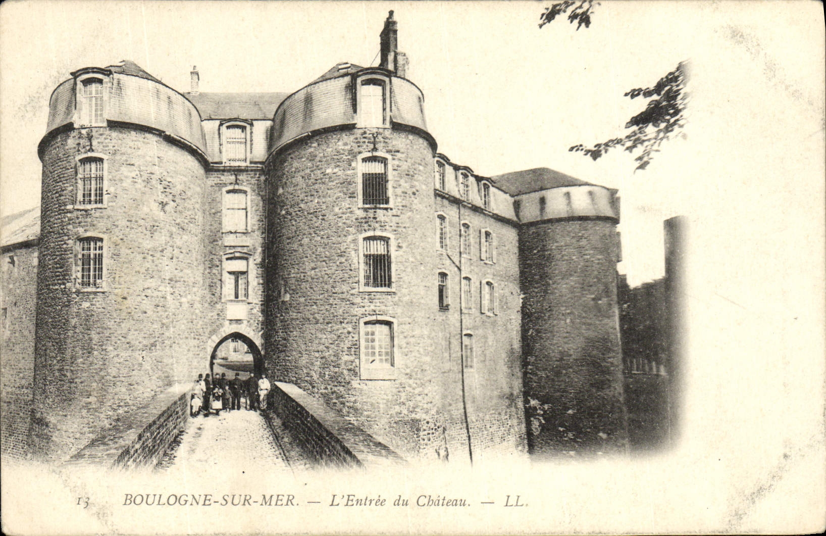 Boulogne-sur-Mer — L'Entrée du Château — LL. — n°13