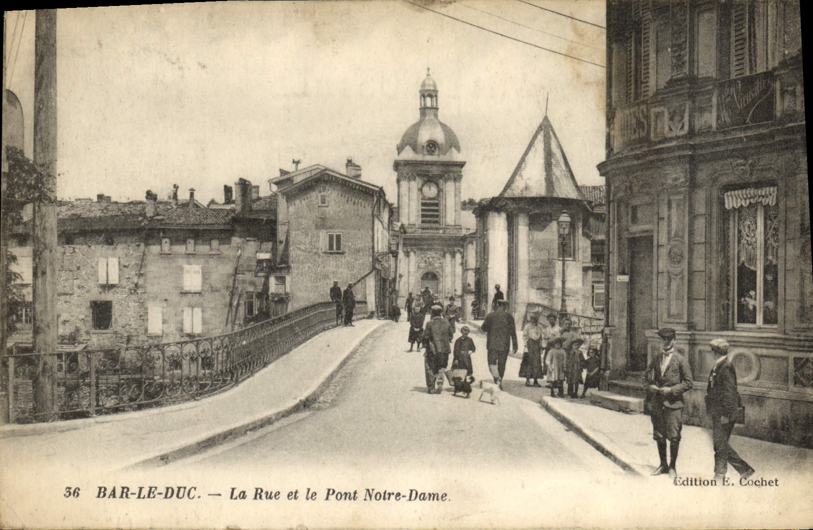 CPA Bar Le Duc La Rue Et Le Pont Notre Dame