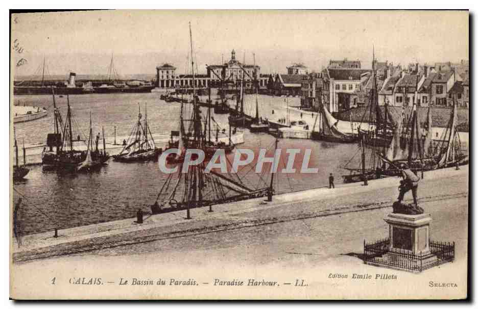 CPA Calais Le Bassin Du Paradis Bateaux