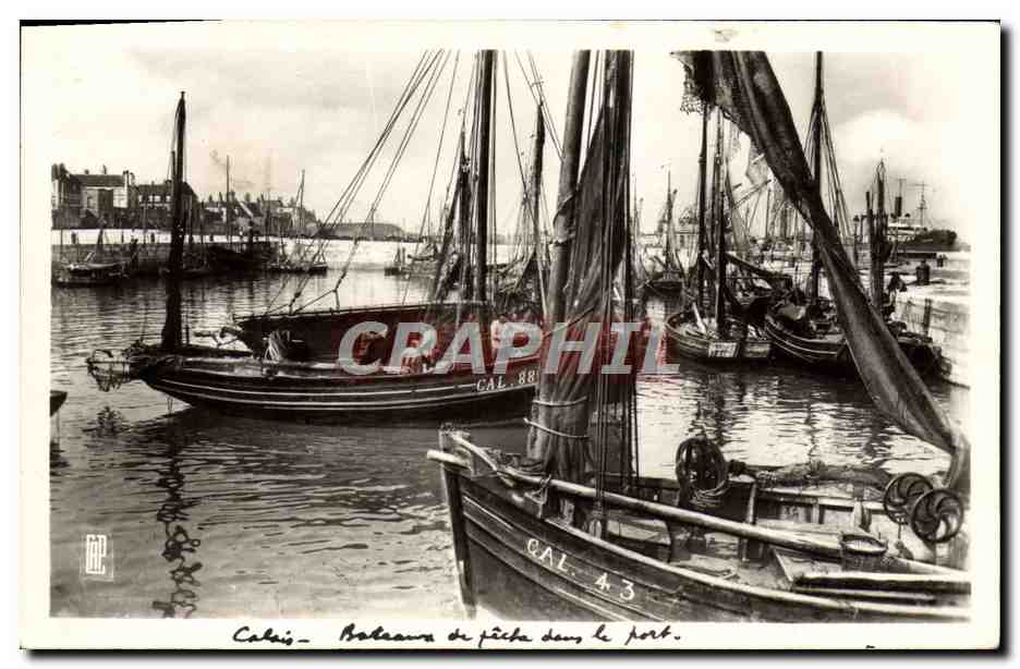 CPA Calais Bateaux de peche dans le port 