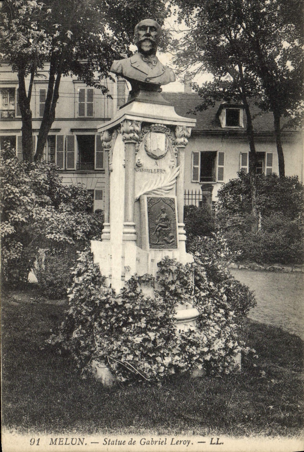 CPA Melun Statue De Gabriel Leroy