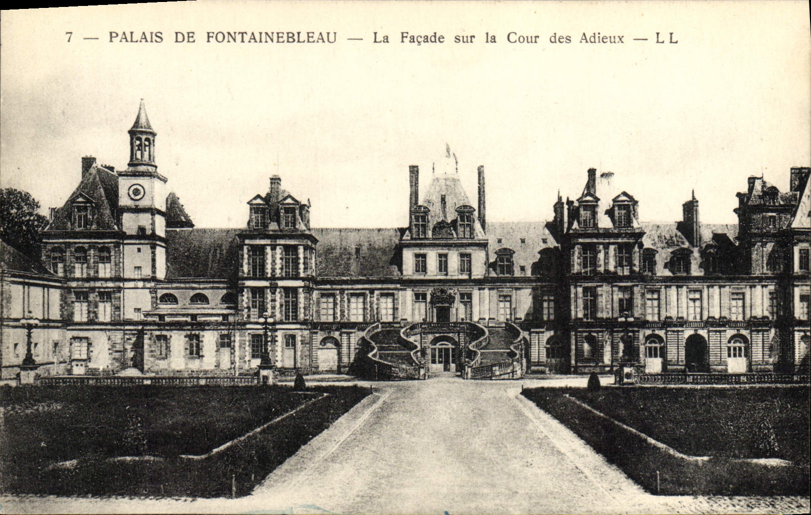 Palacio de Fontainebleau — La fachada sobre la Cour des Adieux — LL