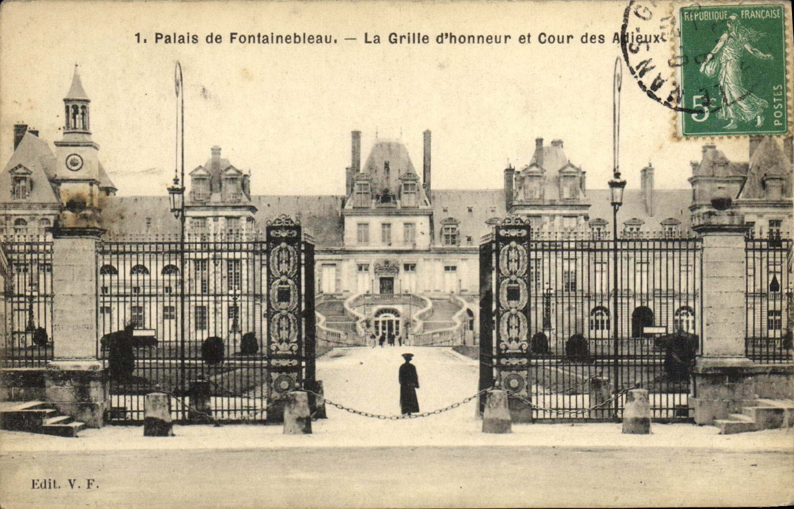 Palazzo di Fontainebleau — La Griglia d'onore e Cortile dei Giudizi — Edit. V. F.