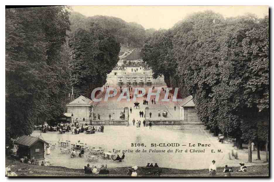 CPA Parc de Saint Cloud Vue prise de la pelouse du fer a cheval