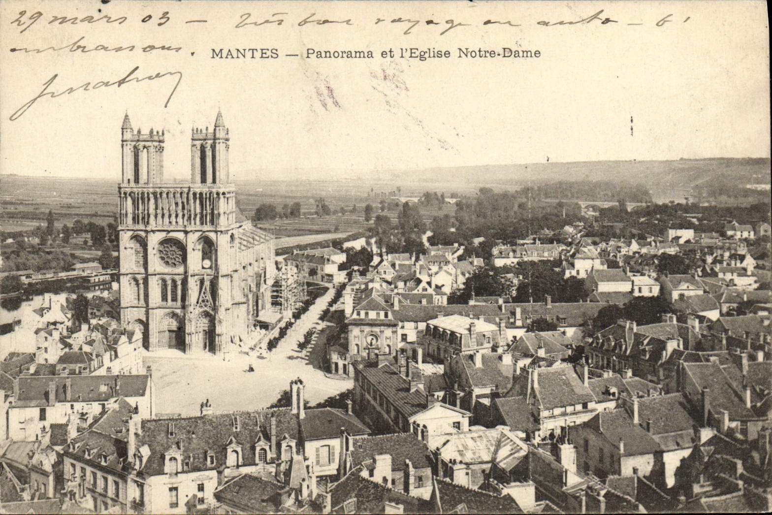 MANTES — Panorama et l'Église Notre-Dame — éditeur inconnu, n° de série non visible