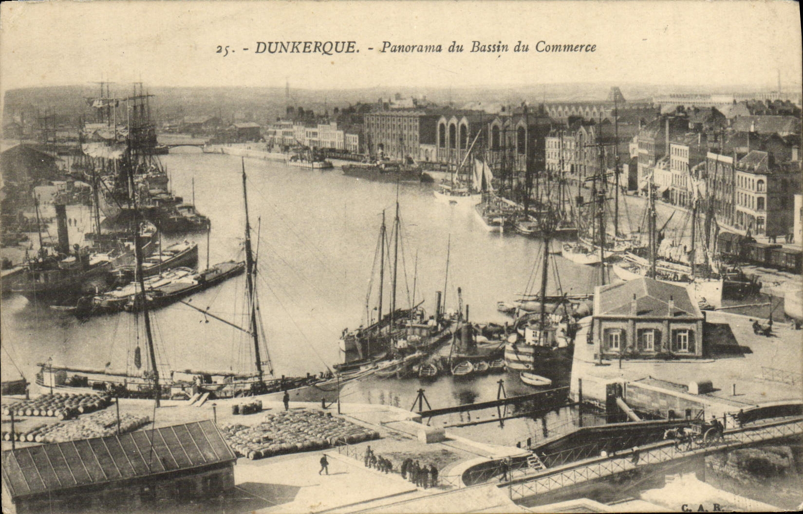 CPA Dunkerque Panorama du Bassin du Commerce Bateaux