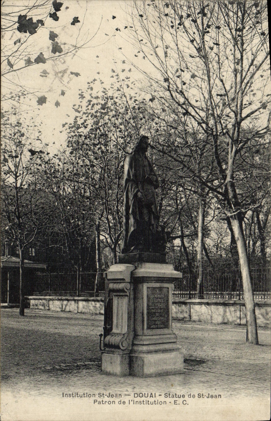 CPA Douai Institution St Jean Statue de St Jean Patro de l'Institution