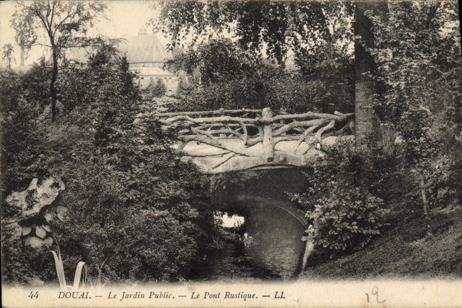 CPA Douai Le Jardin Public Le pont rustique