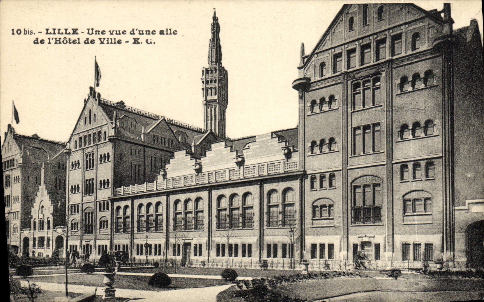 CPA Lille Une vue d'Une aile de L'Hotel de Ville