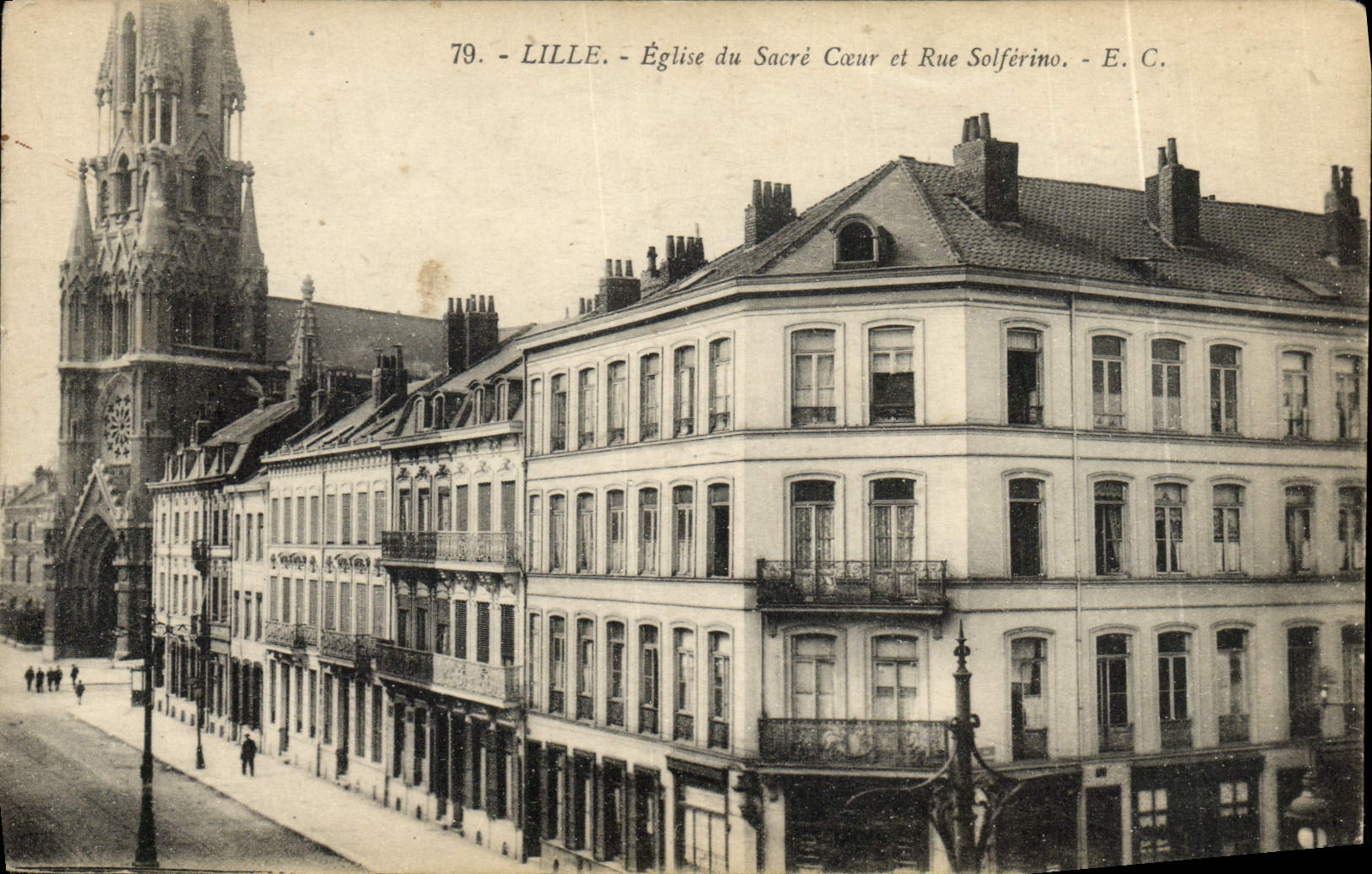 CPA Lille L'Eglise Du Sacre Coeur et Rue Solferino