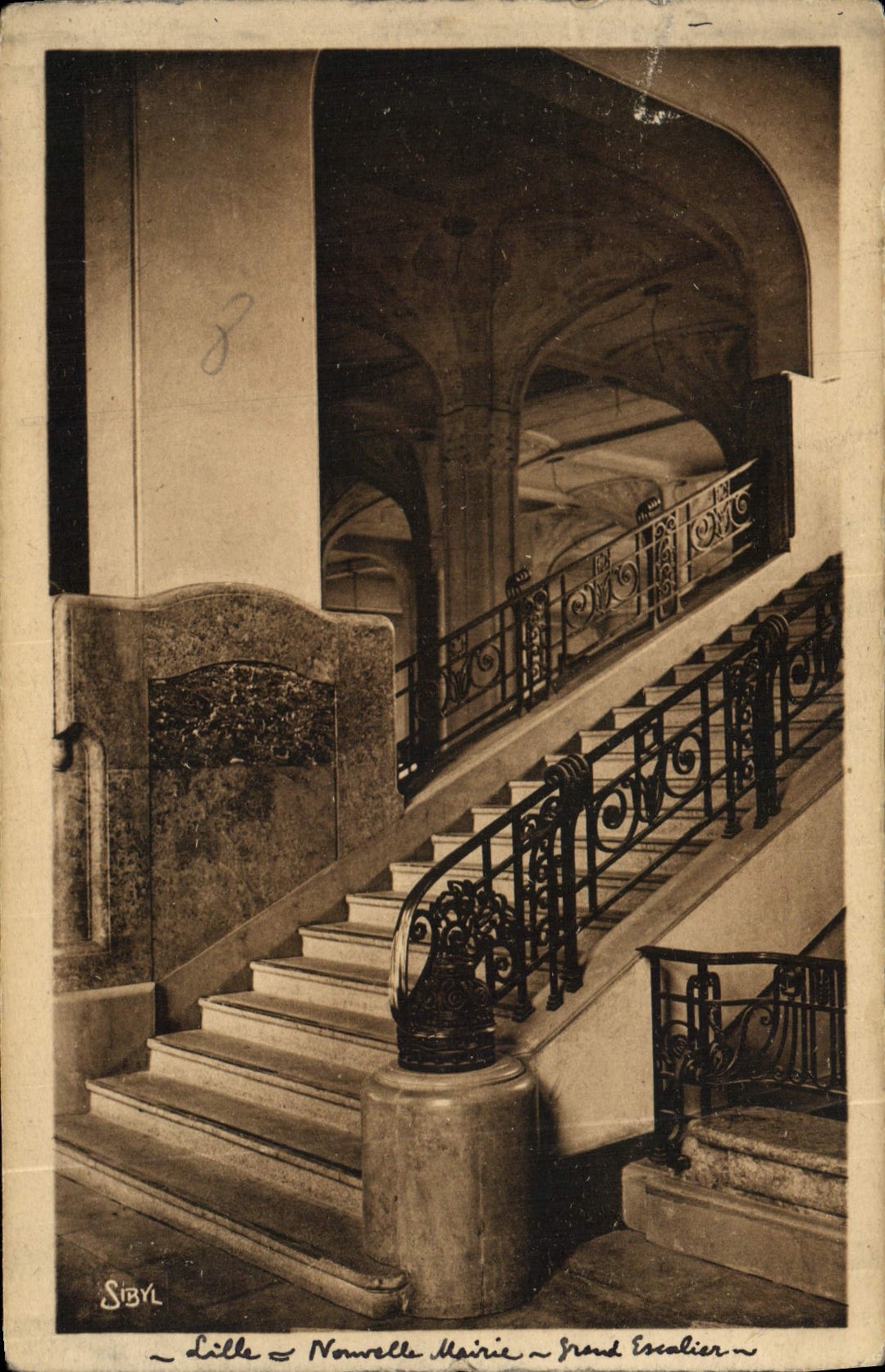 CPA Lille Nouvelle mairie Grand escalier 