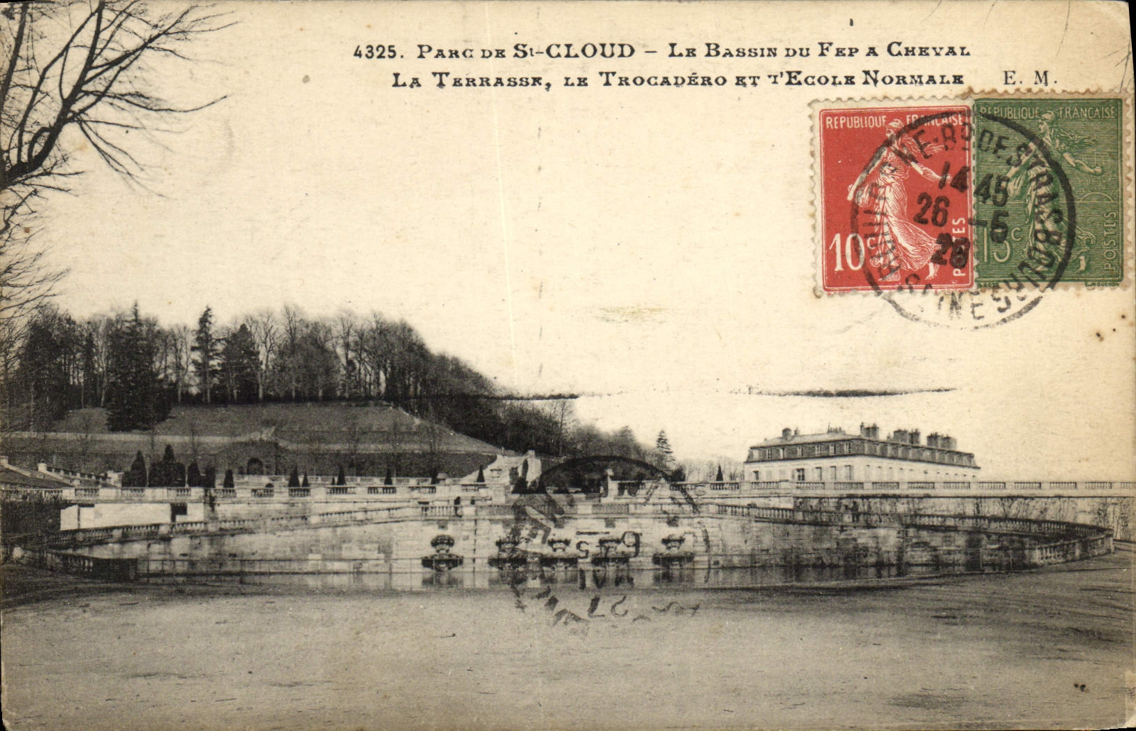 CPA St Cloud Le Bassin Du Fep A Cheval La terrasse Le Trocadero et l'ecole normale 