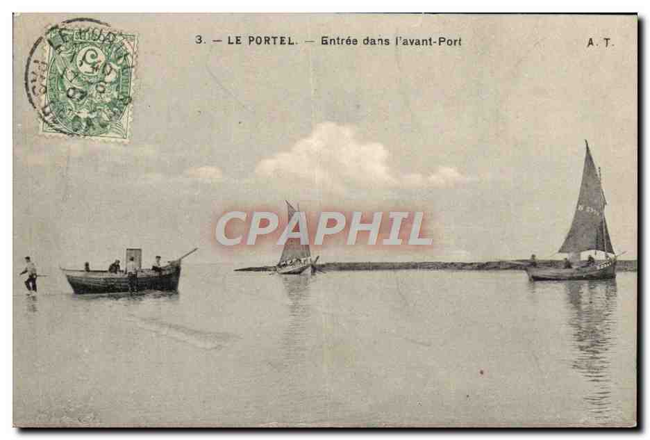 CPA Le Portel Entree Dans l'Avant Port Bateaux