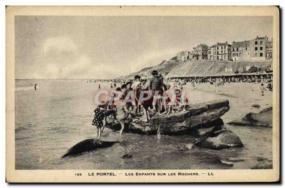 CPA Le Portel Les Enfants Sur Les Rochers