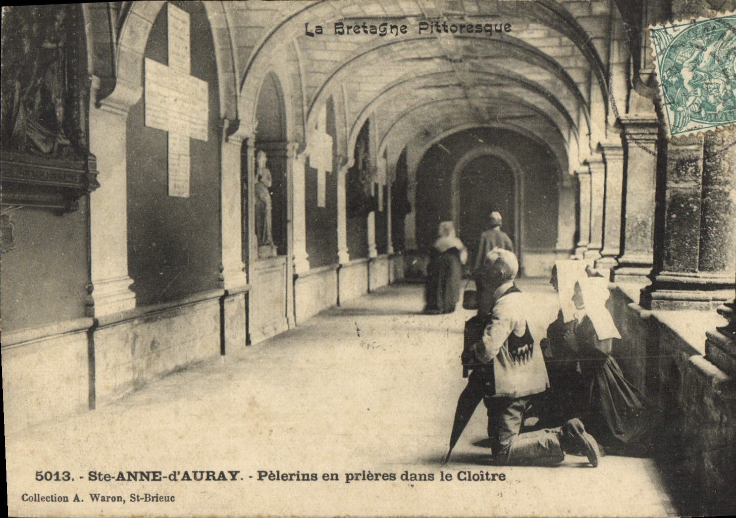 Ste-Anne-d'Auray — Pèlerins en prières dans le Cloître — Collection A. Waron, St-Brieuc