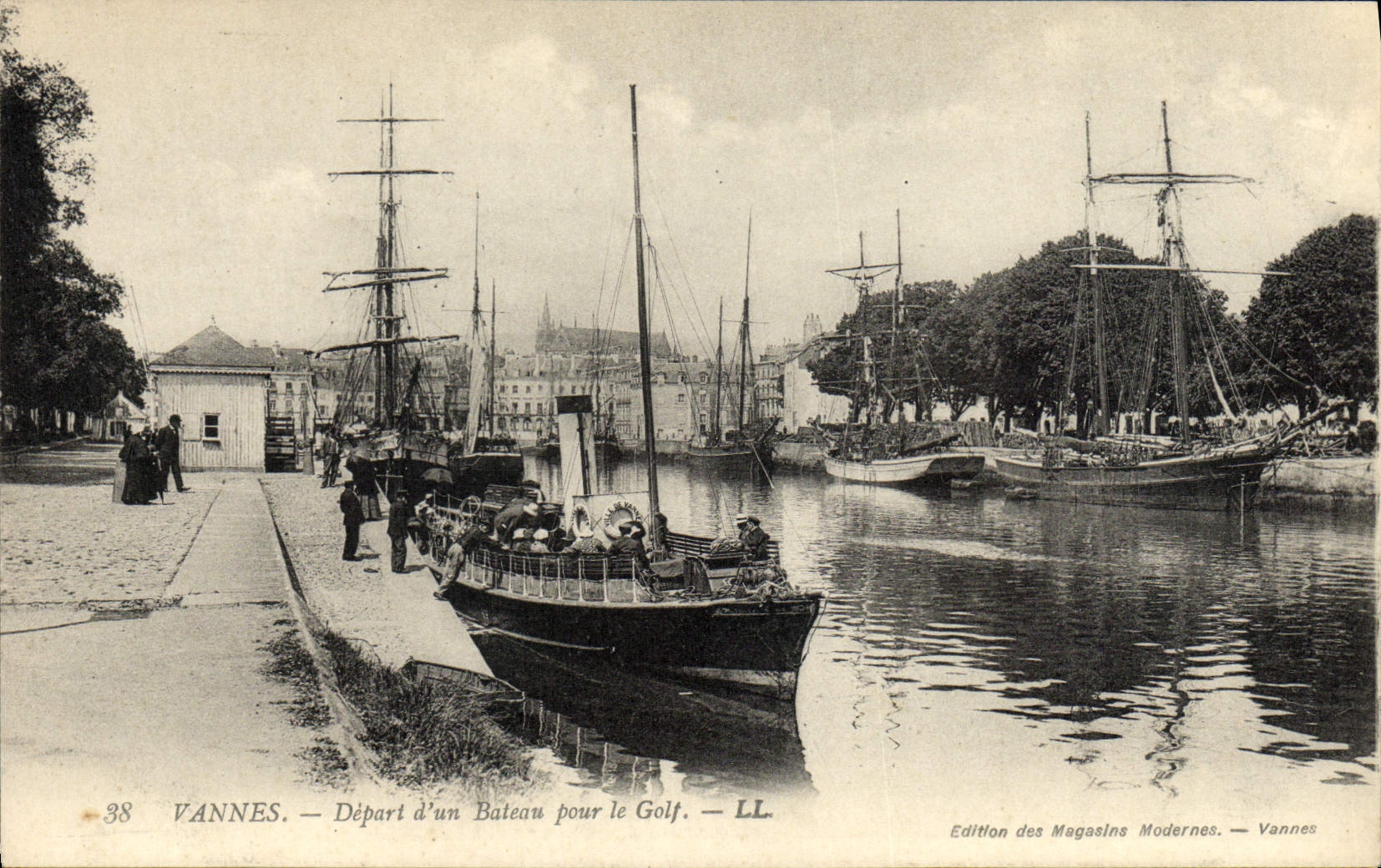 CPA Vannes Depart un Bateau Pour le Golf